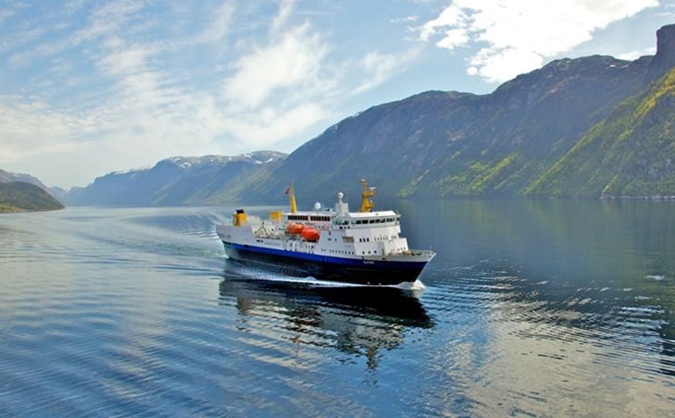 Bilde av Skoleskipet Gann som seiler på en fjord 